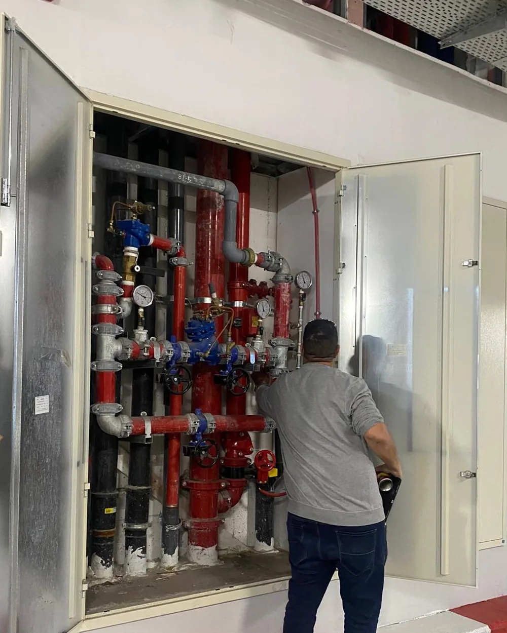 יועץ בטיחות פותח ארון מגופים בחדר משאבות